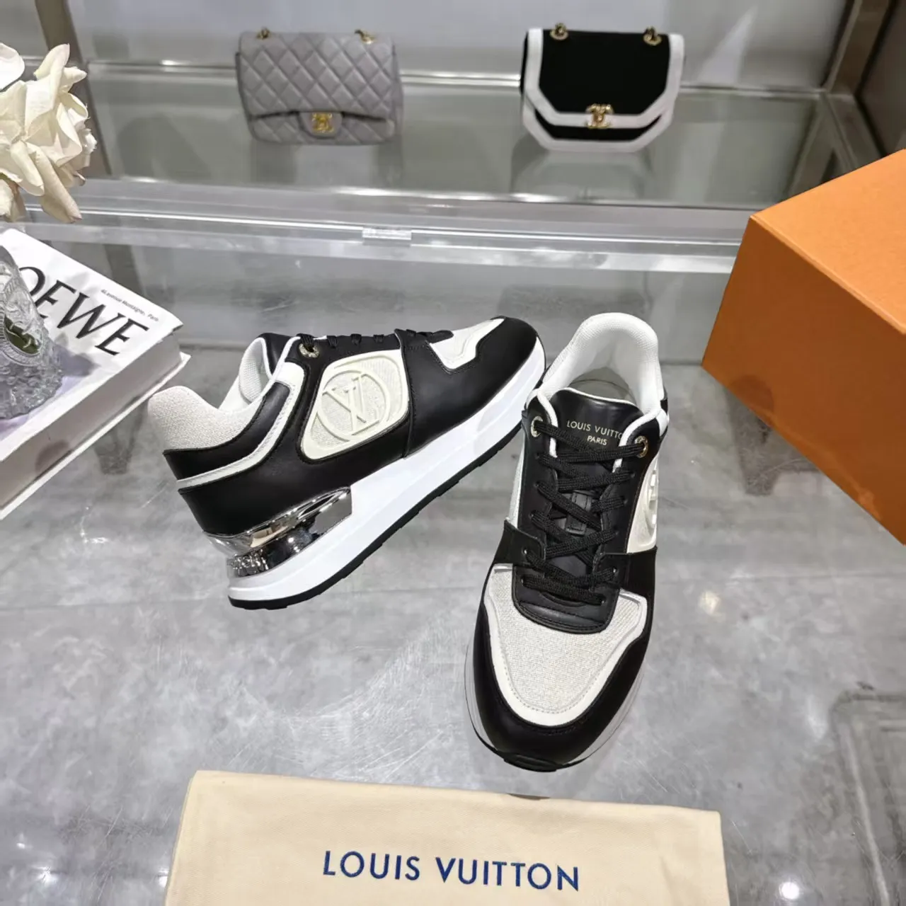 👟👟Ex-factory price 640👟👟 🔥🔥🔥LOUIS VUITTON 2025 couples models are now on the official website of Louis Vuitton, this Neo Run Away sneakers are inspired by running shoes, incorporating LV's iconic must-have shoes into the trend. This version is a 1:1 replica of the original version, made of LV denim and calfskin, highlighting its simple lines and unique wedge outsole. The main details include the LV initials on the side and the engraved gold heel stabilizer on the back plus a hidden insole. 2cm. Sizes 35-42, 39-46. Full package, high version. Welcome new and old customers to inquire.